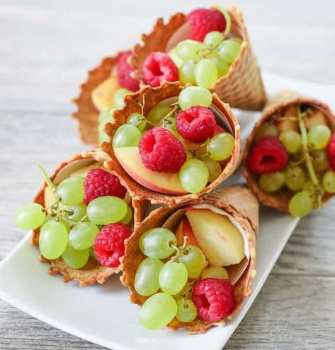 Healthy Thanksgiving Treats, Festive Thanksgiving Desserts, Fruit Cones, Thanksgiving Fruit, Thanksgiving Desserts Kids, Thanksgiving Snacks, Healthy Thanksgiving Recipes, Thanksgiving Desserts Easy, Fruit Display