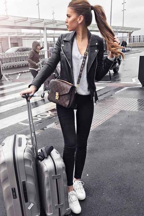 Fall Travel Outfit Ideas to Try This Season picture 6 Fall Travel Outfit, Comfy Fall Outfits, Look Legging, Moda Denim, Black Leather Leggings, Leather Jacket Outfits, Mode Casual, Airport Outfit, Mode Inspiration