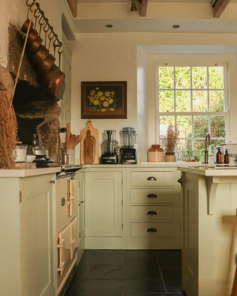 English Farmhouse Kitchen, Stone Cottage Homes, Country Decor Ideas, English Cottage Kitchens, English Country House Style, French Cottage Style, Modern Cottage Style, English Farmhouse, Country Farmhouse Kitchen