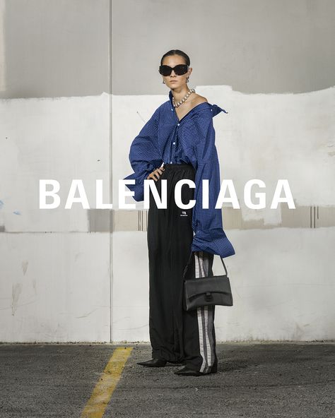 Balenciaga Campaign 2022, Balenciaga Photoshoot, Balenciaga Runway, Isabelle Huppert, Fashion Content, Campaign Fashion, 사진 촬영 포즈, Brand Campaign, Fashion Campaigns