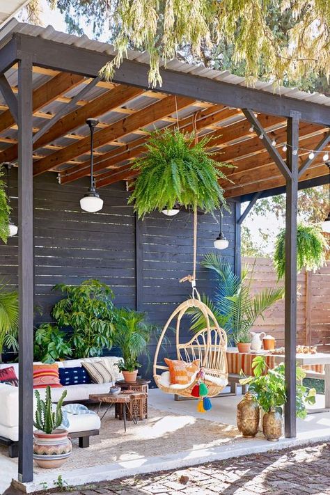 A boho outdoor living room with wooden furniture, a rattan chair, colorful pillows, greenery and some rugs and coffee tables Lawn Free Landscaping, Kitchen Outside, Backyard Covered Patios, Outdoor Covered Patio, Covered Patios, Cozy Furniture, Garden Wallpaper, Apartment Patio Decor, Patio Decorating Ideas On A Budget