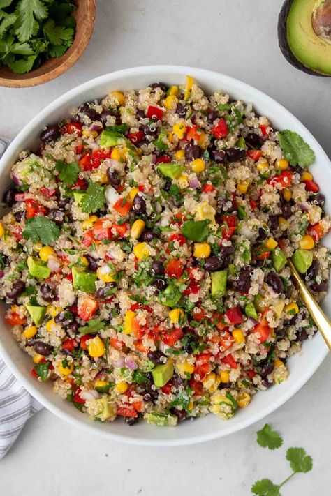 Made with quinoa, black beans, veggies, and avocado, this Southwest quinoa salad with chili lime dressing is full of flavor and color. Quinoa Salad Southwest, Southwest Kale Salad, Dinner Meal Prep Ideas, Dinner Reciepes, Salad With Chili, Cold Quinoa Salad, Kay Nutrition, Quinoa Salad Recipes Easy, Quinoa Salads