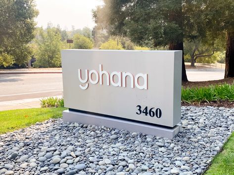 Monument Sign Design, Monument Signage Design, Signage Design Outdoor Entrance, Sign Boards Outdoor, Sign Design Outdoor, Signage Design Exterior, Monument Signage, Hospital Signage, Road Signage