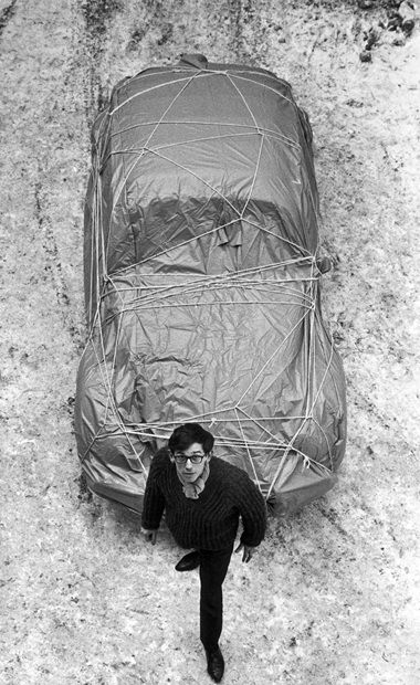 Christo with Wrapped Car (Volkswagen), 1963. Photo Charles Wilp. © 2018. Photo Scala, Florencebpk, Bildagentur für Kunst, Kultur und Geschichte, Berlin. © 1963 Christo Christo And Jeanne Claude, Jeanne Claude, Car Volkswagen, Sculpture Installation, Land Art, Environmental Art, Cubism, Famous Artists, Art Cars