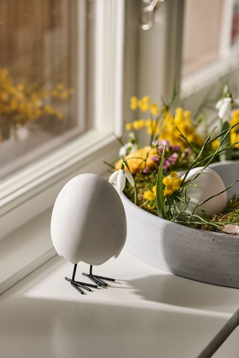 Minimalistic Table Setting, Easter Hare, Easter Show, Easter Yellow, Egg Decor, Easter Arts And Crafts, Easter Event, Cute Egg, Easter Table Settings