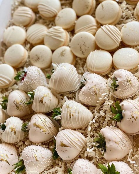 White Gold Chocolate Strawberries, Champagne Chocolate Covered Strawberries, Aesthetic Wedding Desserts, White And Silver Strawberries, Neutral Bridal Shower Dessert, Bride Chocolate Covered Strawberries, Bridal Chocolate Table, Bridal Shower Chocolate Covered Strawberries, Wedding Strawberries Chocolate