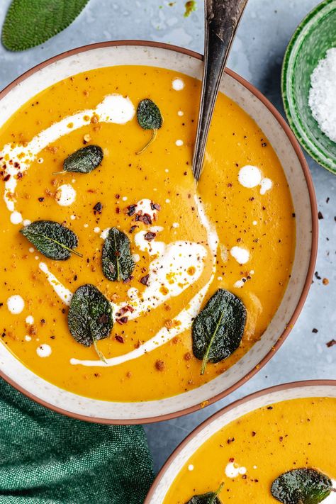 Roasted butternut squash and carrot soup - The Delicious plate Butternut Squash And Carrot Soup, Squash And Carrot Soup, Chilli Soup, Warm Soup Recipes, Cut Butternut Squash, Fall Soup, Carrot Soup, Fall Soups, Squash Soup