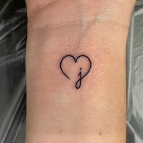 Tattoo Of Love, J Tattoo, Tattoo Placements, Tato Henna, Heart Ideas, Beauty Zone, Sharpie Tattoos, Heart Tattoos, Inspiration Tattoos