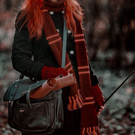 Harry Potter Aesthetic Outfits Gryffindor, Grifindor Aestethic Outfits, Griffindor Aestethic, Griffindor Outfits Uniform, Ravenclaw Photoshoot, Gryffindor Clothes Aesthetic, Gryffindor Uniform Aesthetic, Gryffindor Girl Aesthetic, Gryffindor Aesthetic Outfit