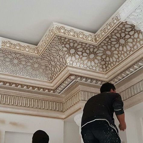 Потолки из гкл и лепки. Wall Elevation, Arabic Decor, Pop Ceiling Design, House Ceiling Design, Moroccan Homes, Moroccan Interiors, Ceiling Design Modern, Hobbit Hole, Ceiling Design Bedroom