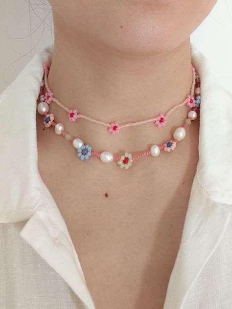 Beaded Daisy Necklace, Accesorios Aesthetic, Rainbow Choker, Beaded Daisy, Friend Girlfriend, Flower Choker, Daisy Necklace, Pearls Necklace, Handmade Beaded Jewelry