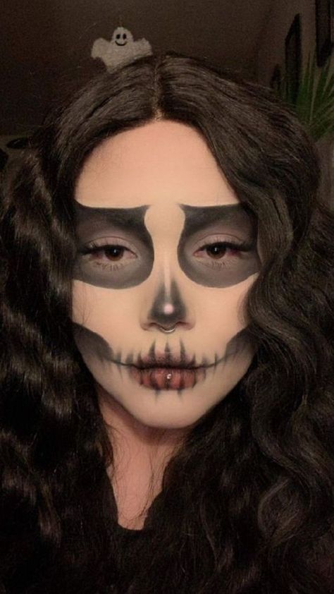 halloween make-up inspo Girly Skeleton Makeup, Easy Skeloten Makeup, Halloween Mackup Ideas, Skeleton Make Up Look, Skeleton Girl Makeup, Ghoul Makeup Halloween, Baddie Skull Makeup, Chicano Clown Makeup Men, Holloween Makeup Skeleton