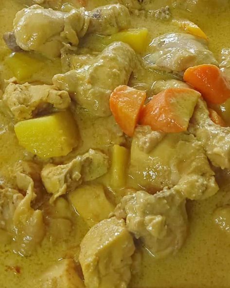 Filipino Chicken Curry Recipe with Patis (Fish Sauce) Some versions use other ingredients like quail eggs and napa cabbage but the ones mentioned above are the most common ingredients in this Pinoy version. The Chicken Curry Recipe is already a Pinoy version. Chicken Pochero Recipe, Filipino Chicken Curry, Pilipino Food Recipe, Saucy Chicken, Filipino Food Dessert, Asian Meals, Chicken Curry Recipe, Rice Side, Classic Recipes