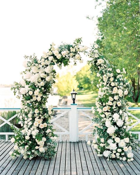 Floral Arch Wedding, Wedding Planning Decor, Green Wedding Colors, Ceremony Design, Arch Decoration Wedding, Flower Installation, Wedding Ceremony Flowers, Ceremony Inspiration, White Wedding Flowers