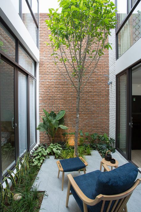 Tropical Terrace, Vertical House, Design Per Patio, Small Backyard Garden Design, Indoor Courtyard, Minimalist Dekor, Terrasse Design, Central Courtyard, Garden Interior