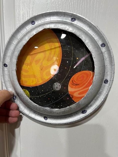 Outer Space Aesthetic Room, Diy Space Bedroom Decor, Outer Space Theme Decorations, Homemade Space Decorations, Space Room Decoration, Space Decorations Classroom, Space Party Theme Decorations, Astronaut Crafts For Kids Preschool, Planet Decorations Diy