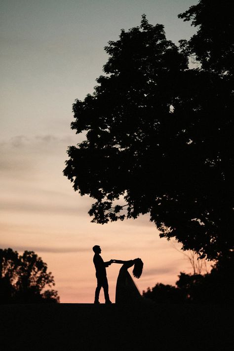 This is a lighthearted fun idea for engagements! Pre Wedding Photoshoot, Sunset Wedding Photos, Lev Livet, Pre Wedding Poses, Photos Originales, Sunset Wedding, Prewedding Photography, Photo Couple, Pre Wedding Photos