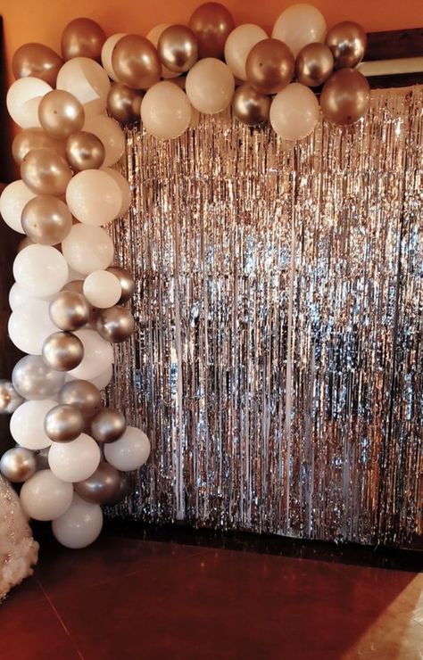 Balloon Decorations New Years, Happy New Year Party Decoration, Diy Backdrop With Balloons, New Years Eve Party Backdrop, Birthday Decorations 30 Years, Christmas Eve Decorations Party, New Year Eve Balloon Decoration, Ny Eve Party Ideas, 40 Years Party Ideas