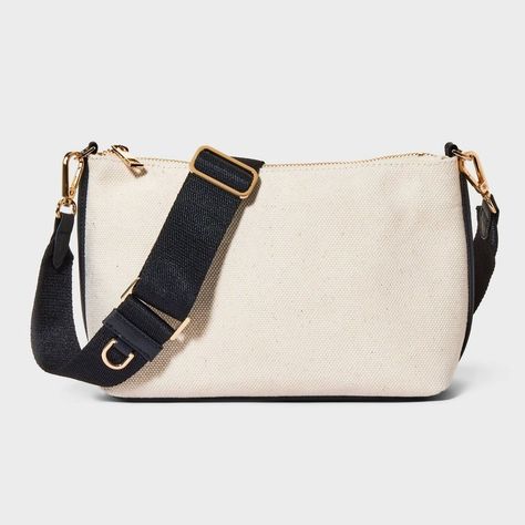 A stylish and functional crossbody bag that's perfect for everyday wear. Features a soft, structured exterior and a spacious interior with multiple compartments. #crossbodybag #handbag Cross Body Bag Outfit, Cross Purses, Purse Trends, Trendy Purses, Travel Crossbody, Bag Women Fashion, Patterned Backpack, Quilted Handbags, Stylish Handbags