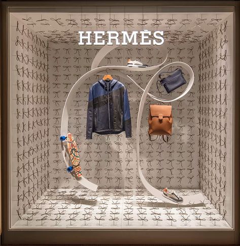 Hermes Window, Fashion Window Display, Hermes Store, Window Display Retail, Decoration Vitrine, Fashion Displays, Visual Merchandising Displays, Store Window Displays, Window Display Design