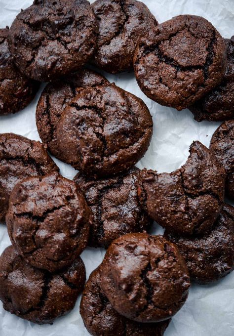 Tahini Oat Cookies, Tahini Fudge Recipe, Tahini Chocolate Cookies, Tahini Date Cookies, Tahini Recipe Ideas Dessert, Black Tahini Recipes, Chocolate Tahini Cookies, Vegan Tahini Cookies, Tahini Dessert Recipes