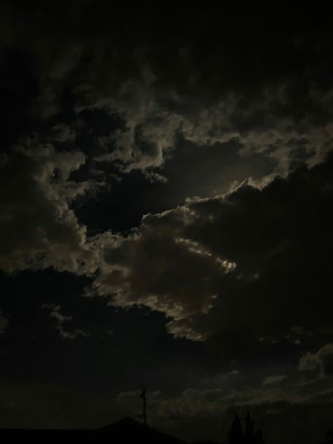 Moon light shining through the back of the cloudy sky Picture Of The Night Sky, Sky Aesthetic Night, Midnight Sky Pictures, Cloud Night Sky, Night Aesthetic Sky, Sky Aesthetic Dark, The Sky At Night, The Night Sky Aesthetic, Clouds Night Sky