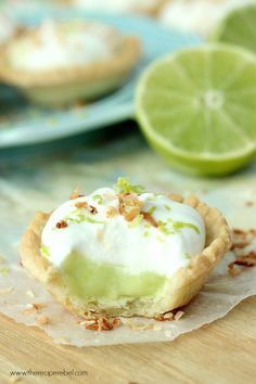 Key Lime Tarts, Lime Tart, Tart Dessert, Dessert Aux Fruits, Spring Desserts, Lime Pie, Coconut Lime, Pie Dessert, Sweet Tarts