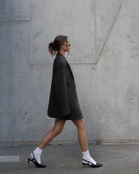 ROSALIE ALEXANDRA (@rosalieburns) • Instagram photos and videos Heels With Socks Outfit, Oversized Blazer Street Style, Capsule Wardrobe Minimal, Pose Tips, Heels And Socks, Fashion Process, Outfit Minimal, Ideas Pose, Blazer Street Style