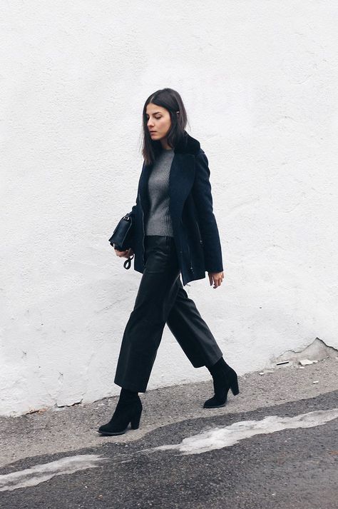 From 2015...13 Ways to Wear Cropped Pants This Winter and Not Freeze Cropped Pants Winter, Cropped Pants Outfit, How To Wear Culottes, Lederhosen Outfit, Winter Pants Outfit, Street Wear Outfits, True Winter, Black Cropped Pants, Wide Trousers