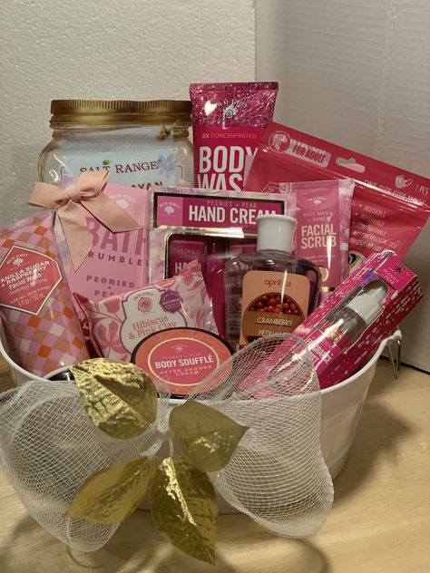 Secret Santa Gift Ideas Baskets, Secret Santa Basket Ideas, Secret Santa Gift Ideas For Women, Secret Santa Gift Basket Ideas, Christmas Secret Santa Ideas, Secret Santa Gift Basket, Santa Basket, Gift Basket Ideas For Women, Secret Santa Ideas