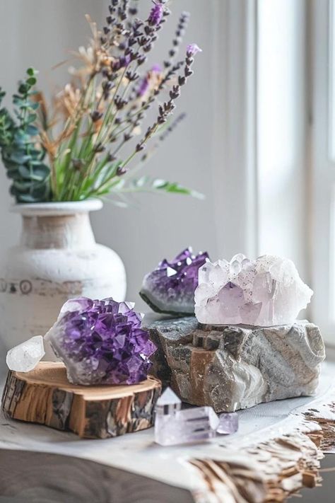 Sparkling Touch: Display Ideas for Crystals at Home Crystals Bathroom Decor, Crystals In Living Room, Crystal Decor Aesthetic, Crystal Display Ideas Retail, Crystal Collection Display Ideas, Stone Display Ideas, How To Display Crystals, Healing Crystals Aesthetic, Ways To Display Crystals