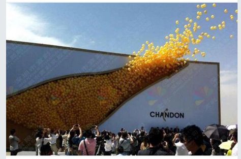 Chandon Guerrilla Advertising, Interactive Marketing, Interactive Events, Clever Advertising, 광고 디자인, Publicidad Creativa, Experiential Marketing, Street Marketing, Great Ads