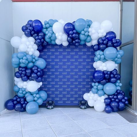 The most popular request we get for corporate events are balloons for their branded step and repeats 😍 Which makes the perfect photo backdrop for the event! And of course you can never go wrong with our 4ft light up marquee letters to spell your brands name. If you have a corporate event coming up in any area of San Diego and want to hire us, please submit an inquiry form on our website: www.luxanballoons.com Corporate Decoration Event, Blue Colour Balloon Decoration, Blue And Gold Corporate Event, Balloon Arch Corporate Event, Blue Carpet Event Entrance, Blue Arch Backdrop Panels, Light Up Marquee Letters, Photo Backdrop Birthday, Balloon Bar