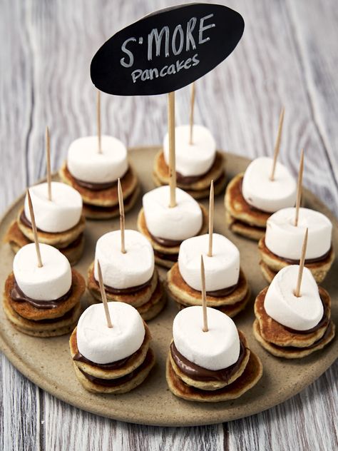 How cute are these S'more pancakes! These mini pancake skewers are made by stacking pancakes, Nutella and marshmallows together. This fun breakfast idea is easy to make and cute. Get the recipe and see how to make them on www.theworktop.com. || #smores #pancakes #theworktop Mini Pancakes Ideas Business, Mini Pancake Bar, Pancakes Bar, Mini Pancakes Ideas, Smores Pancakes, Pancake Skewers, Pancakes Ideas, Mini Pancakes Recipe, Pancakes Nutella