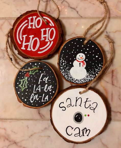 These adorable ornaments are hand painted on small wood chips. They are the perfect addition to your Christmas tree! Sold in sets of 4. Cute Wood Ornaments, Christmas Wood Slice Painting, Wooden Christmas Coasters, Painted Wood Discs, Wood Round Ornament Ideas, Small Wood Slice Ornaments, Christmas Ornament Painting Ideas Easy Diy, Decorating Wooden Ornaments, Ornament Ideas Painting