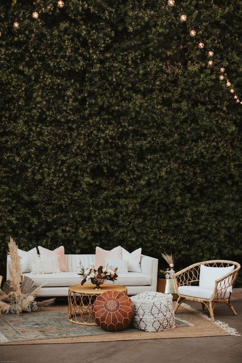 Garden Wedding Lounge Area, Unique Wedding Cake Display Ideas, Lounge Wedding Reception Outdoor, Wedding Lounge Furniture Outdoor, Boho Wedding Couch Seating, Lounge Set Up, Wedding Lounge Seating Outdoor, Lounge Area For Wedding, Lounge Set Wedding