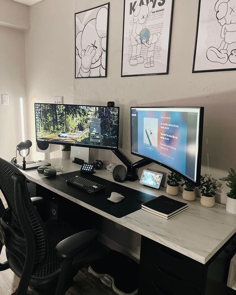 Laptop And Dual Monitor Desk Setup, 3 Screen Computer Desk Setup, Desk Ideas Dual Monitor, Dual Monitor Desk Setup Aesthetic, Office Ideas Dual Monitor, Youtuber Office Ideas, Two Monitors Setup, Three Monitor Desk Setup Home Office, Gaming Setup Dual Monitor