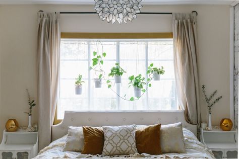 How to put your bed against the window and have it look awesome. Here are Bedrooms With the Beds Against the Window to inspire your decor choices! Bed Against Window, Window Above Bed, Window Behind Bed, Bedroom Minimalist, Inspire Me Home Decor, Window Bed, Above Bed, Bedroom Windows, Home Modern