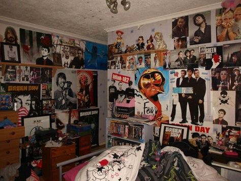 Room Atheistic, Teenage Bedroom Decorations, Bedroom 90s, Posters On Wall, Punk Room, 90s Room, Private Idaho, 90s Bedroom, Retro Rooms