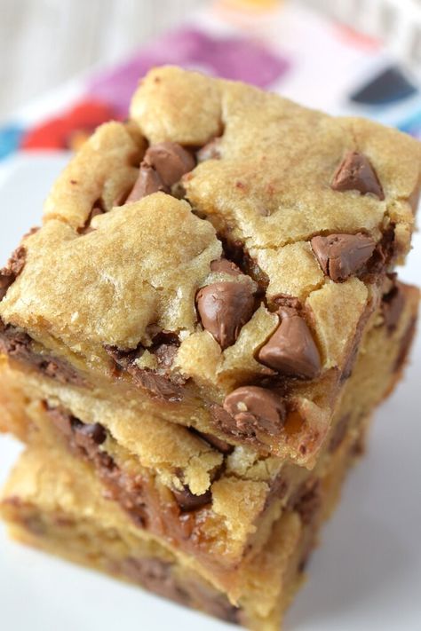 Chocolate Chip Blondies Recipe Chocolate Chip Cookie Blondie Bars, Chocolate Chip Chewies, Choc Chip Blondies Recipe, Chocolate Chip Blondies Recipe Classic, Blondies With Chocolate Chips, Blond Brownies With Chocolate Chips, Fudgy Blondies Recipe, Choc Chip Blondies, Blondies Recipe Chocolate Chip