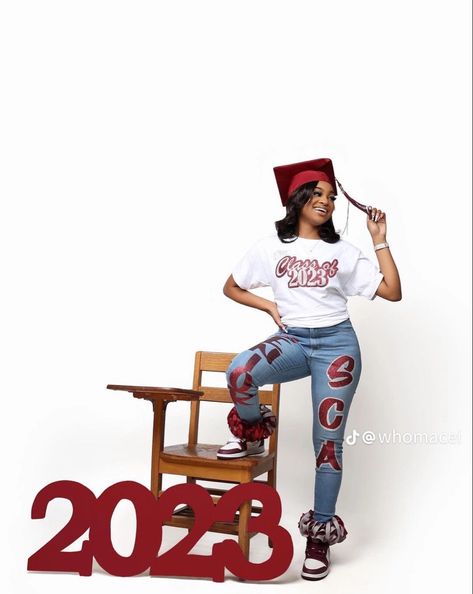 Red Graduation Pictures, Senior Pictures Outfits High Schools, Senior Heads Outfits, Senior Picture Ideas 2025, Senior Picture Outfits Black Women, Graduation Photoshoot Ideas High School, Boss Photoshoot Ideas, Senior Outfit Ideas Black Women, High School Graduation Picture Ideas