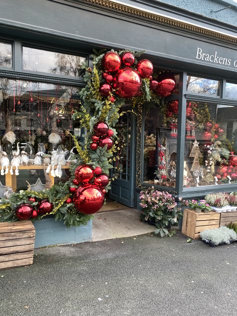 Event Decor Business, Christmas Stage, Decoration Vitrine, Decor Business, Christmas Window Display, Front Porch Christmas Decor Ideas, Porch Christmas Decor Ideas, Porch Christmas Decor, Front Porch Christmas