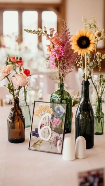 Centerpieces Wedding Wildflowers, Colorful Wild Flower Wedding, Tree Decorating Ideas Outdoor Wedding, Wildflower Wedding Centerpiece Boho, Boho Wildflower Wedding Table Decor, Wild Flower Decorations Wedding, Wild Flower Table Decor, Centerpieces Wedding Photos, Wild Flower Wedding Centerpieces