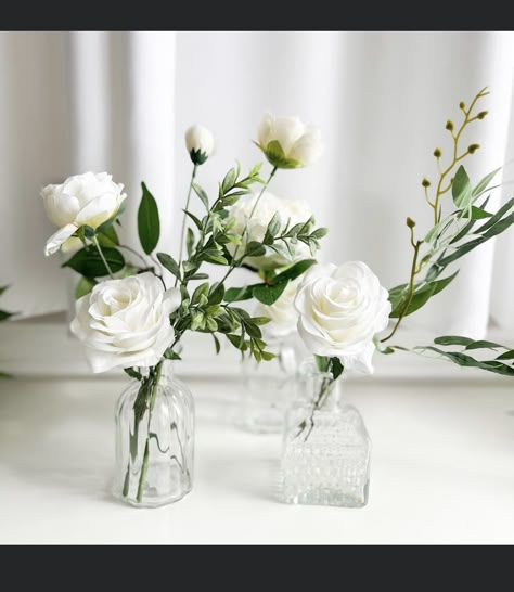 Simple White Centerpieces Flower, Mini Vases With White Flowers, Small Flowers Wedding Table, Bud Vases With White Flowers And Greenery, Small Round Vase Flower Arrangements, Winter Bud Vases, Wedding Flowers Minimalist, Simple White Floral Centerpieces, Simple Eucalyptus Centerpiece