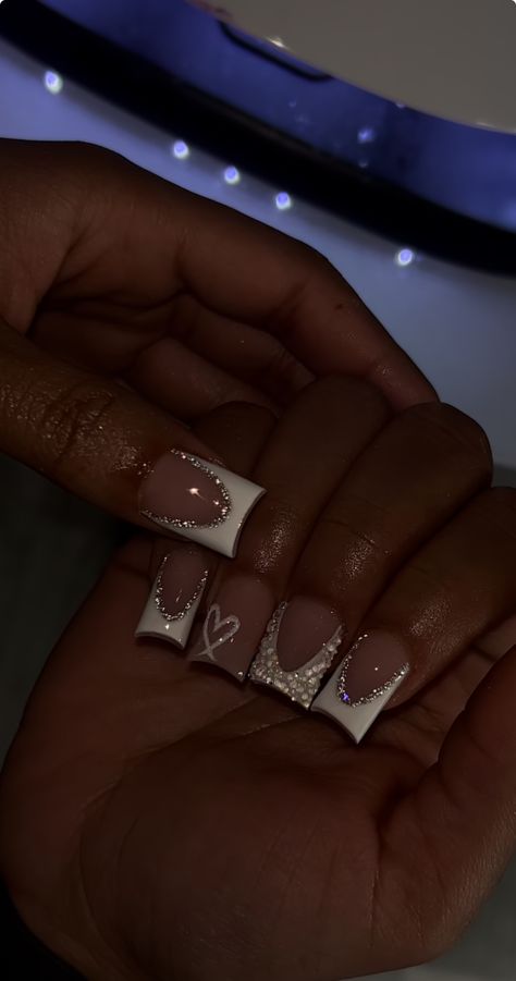 Bday Short Nails, Nails 15 Birthday, Short Cute Nails For Back To School, Baddie Back To School Nails, White Nails Short With Designs, Short Cute Nails Square, Short Square Bling Nails, Short Nail Designs Back To School, Short Bougie Nails