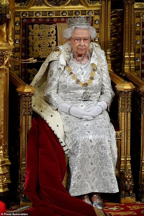 The Queen Of England, Spinel Jewelry, Rainha Elizabeth Ii, Imperial Crown, Prinz Harry, Royal Tiaras, Elisabeth Ii, Princess Elizabeth, Royal Queen