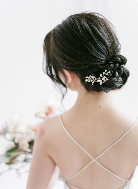 Bridal undo | Bridal Hair with accessory | Gold and crystal hair accessory | Fengjin Li | Wedding Sparrow Asian Hair Updo, Asian Wedding Hair, Asian Bridal Hair, Bridal Hair Half Up, Cultural Wedding, Peinados Hair Styles, Beautiful Bridal Hair, Crystal Hair Accessories, Wedding Sparrow