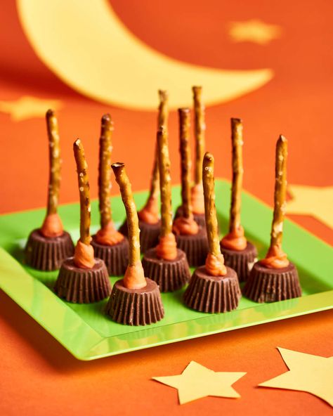 Recipe: Witches' Broomsticks Halloween Pretzel Treats — The Halloween Top 10 Halloween Pretzel Treats, Pretzels Treats, Halloween Pretzels Treats, Holiday Boards, Halloween Pretzels, Halloween Treats To Make, Halloween Witch Brooms, Dulceros Halloween, Pretzel Treats