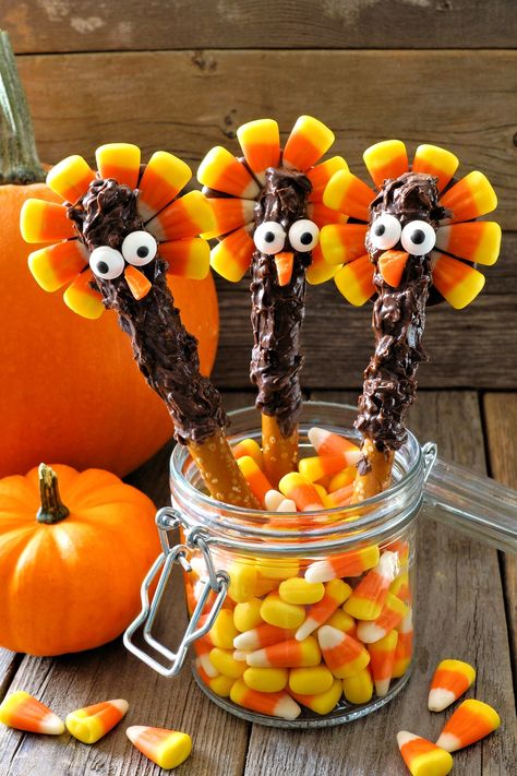 Turkey Pretzels, Thanksgiving Favorites, Thanksgiving Snacks, Chocolate Covered Pretzel Rods, Thanksgiving Time, Thanksgiving 2024, Fall Snacks, Thanksgiving Treats, Thanksgiving Appetizers