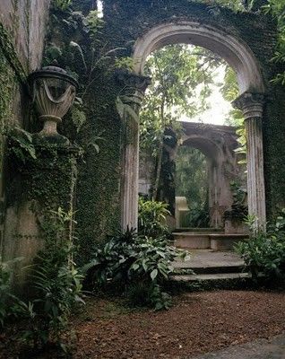 Eye For Design: Secret Gardens and Other Favorite Things. Interior and Exterior Design Inspiraton Secret Gardens, Formal Gardens, بيوت ملكية, Have Inspiration, The Secret Garden, Garden Gate, Mini Golf, Old Building, Garden Gates